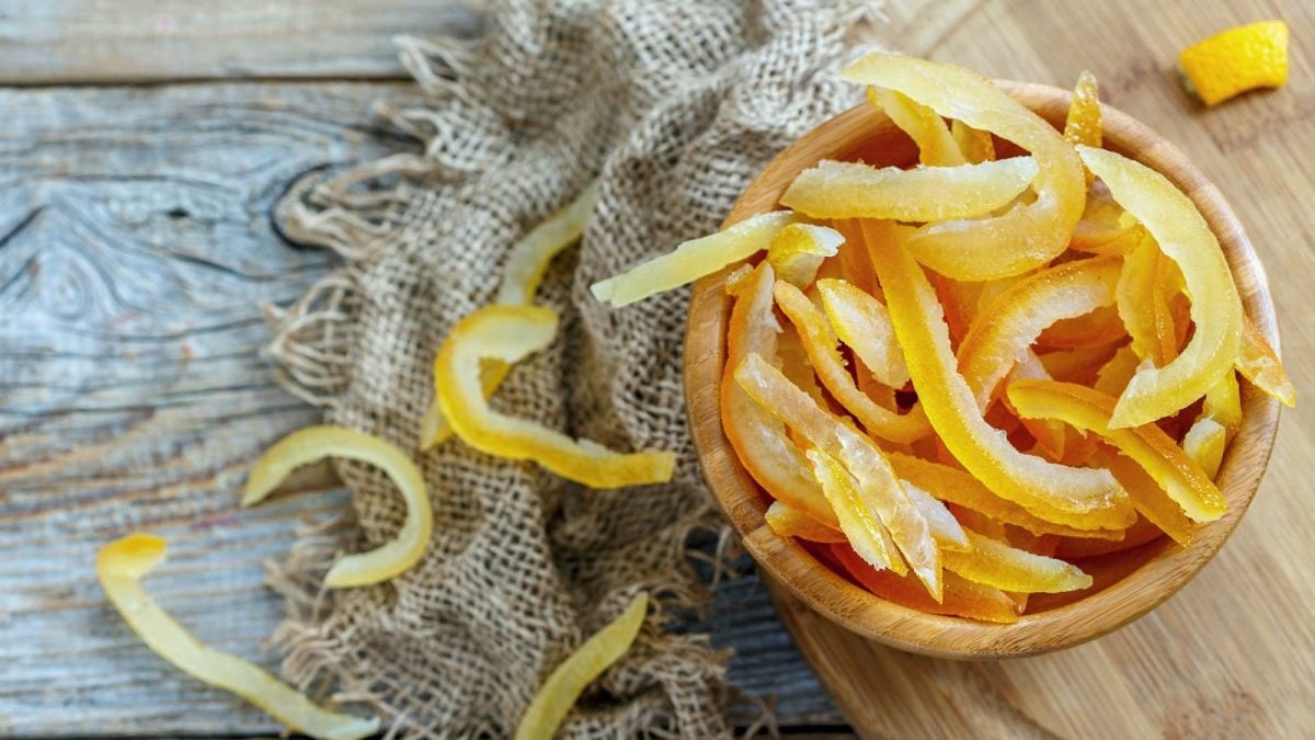 Nach dem Kandieren: Kandierte Orangenscheiben in einer kleinen Holzschüssel, von oben.
