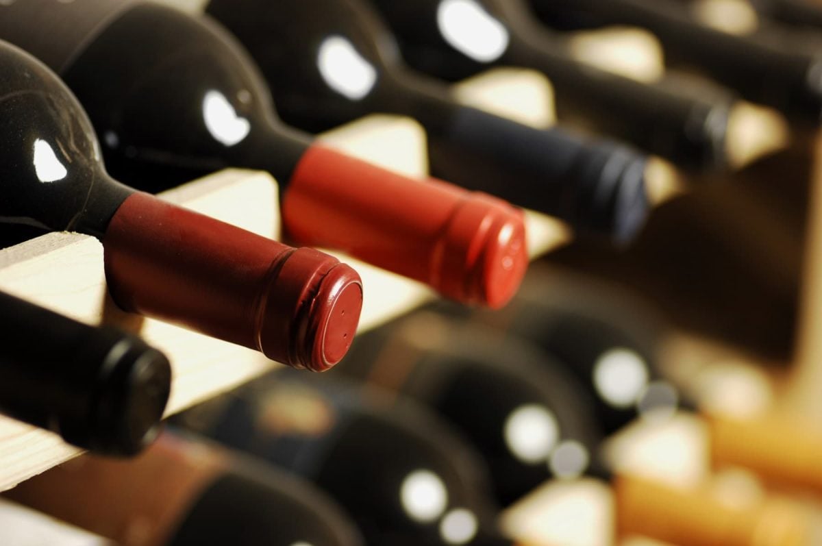 Weinflaschen verschiedener Sorten in einem Weinregal.