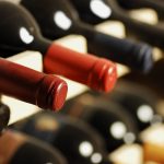 Weinflaschen verschiedener Sorten in einem Weinregal.