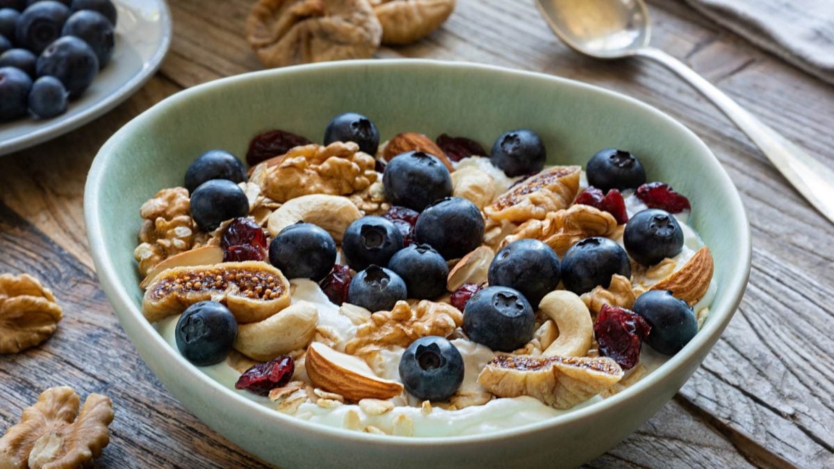 Müsli-Bowl mit Feigen und Nüssen