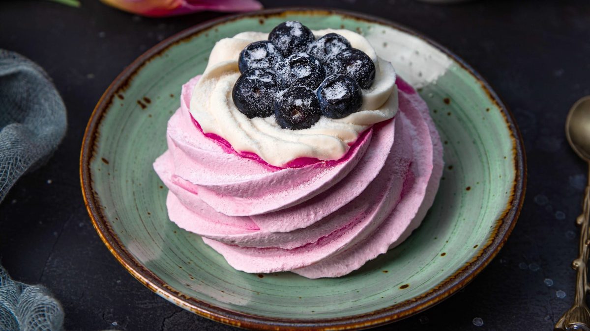 Pavlova mit Blaubeeren