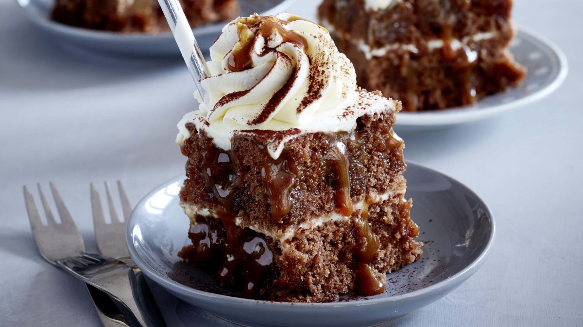 Eiskaffekuchen mit Karamell und Sahne