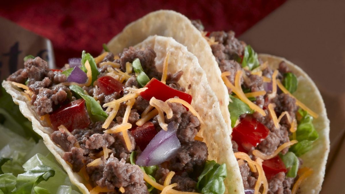 Tacos mit Hackfleisch, Bohnen, Tomaten und Käse, dazu Salat.
