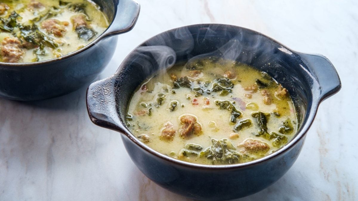 Zuppa Toscana in schwarzer Schüssel