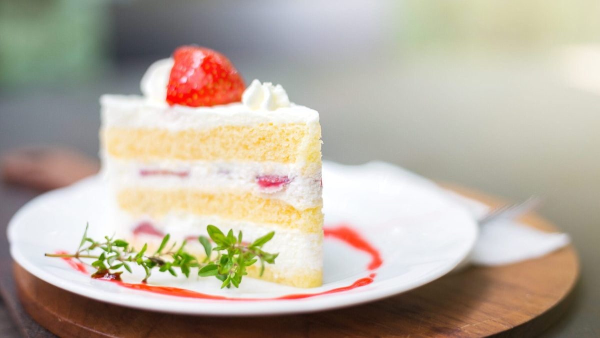 Ein Stück Erdbeertorte mit weißer Schokolade auf einem Teller