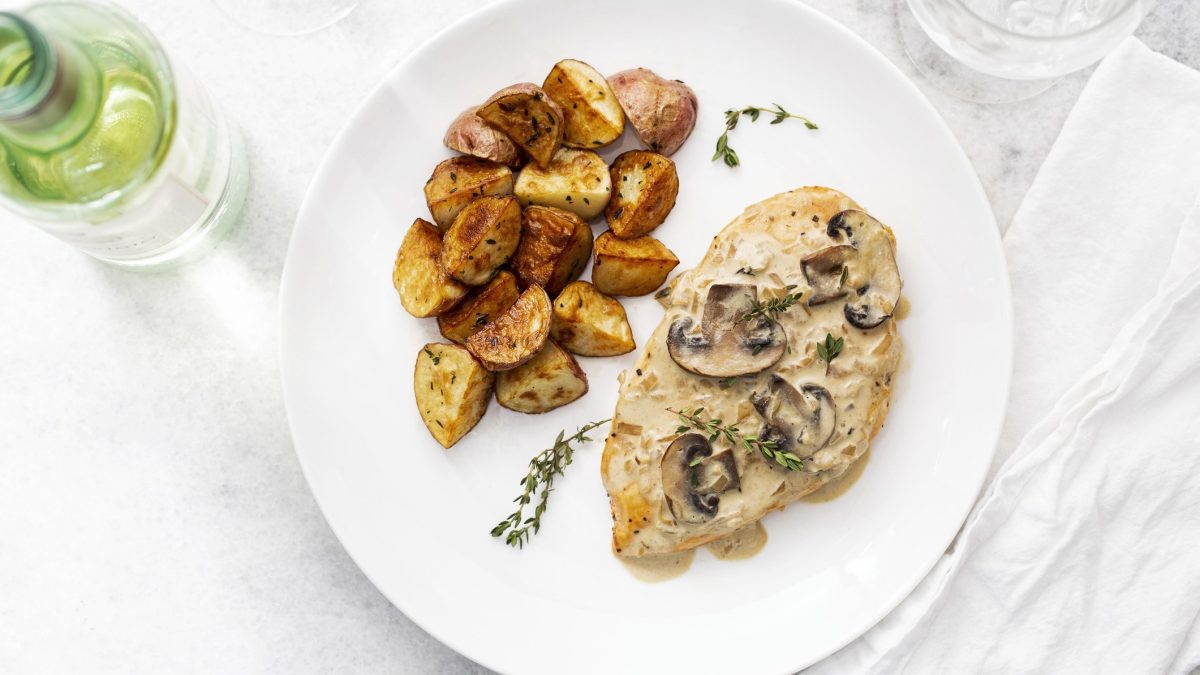 Krosse Kartoffeln mit Rahmhähnchen, frischen Pilzen und Rosmarin