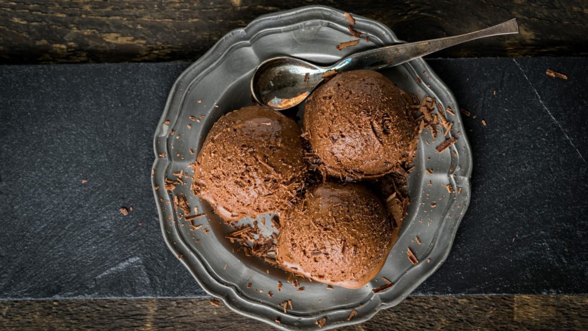 Drei Kugeln veganes Schoko-Eis in einer Schale.
