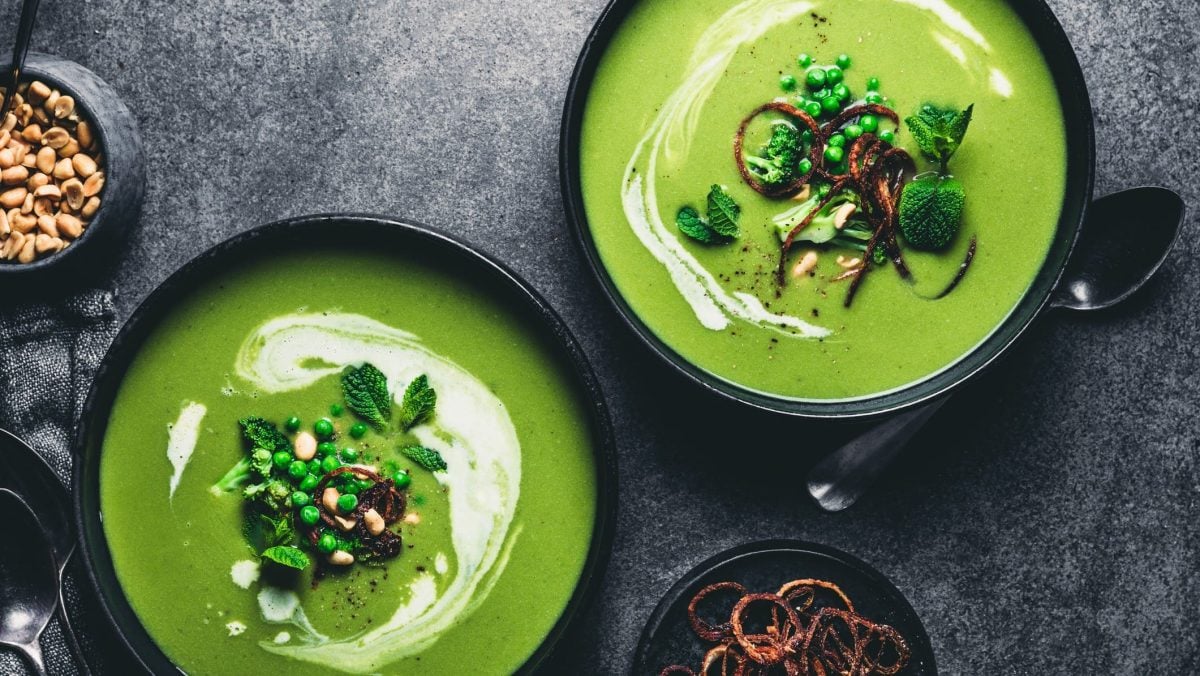 Erbsensuppe auf zwei Tellern.