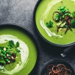 Erbsensuppe auf zwei Tellern.