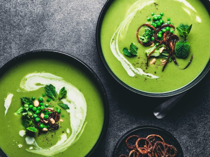 Erbsensuppe auf zwei Tellern.