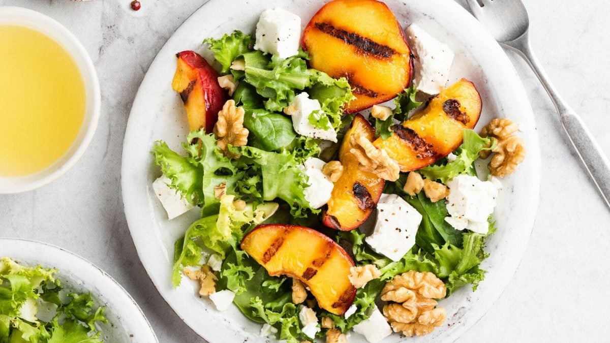 Sommersalat mit gegrilltem Pfirsich und Feta