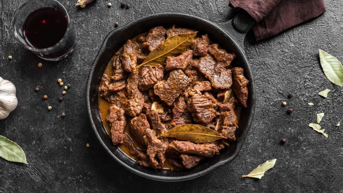 Gulasch in schwarzer Schüssel