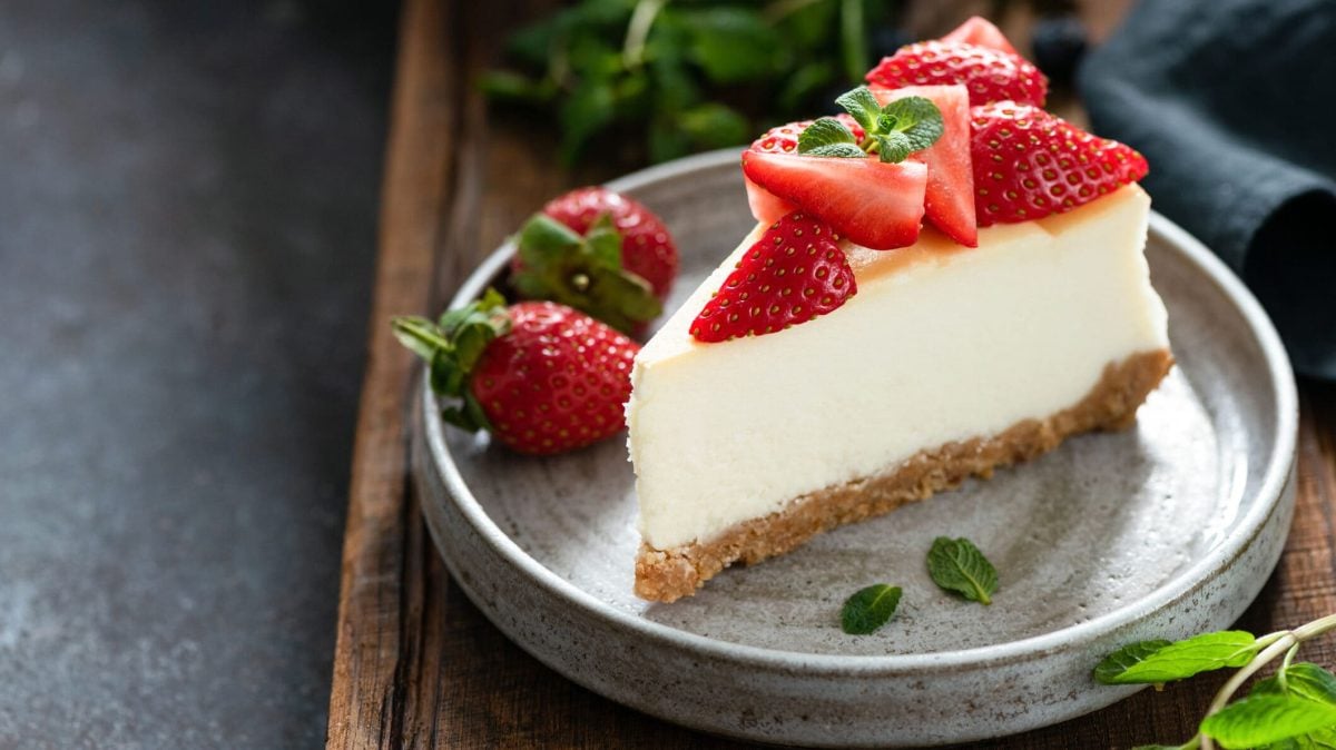 Ein Stück Cheesecake mit Chai, getoppt mit ein paar Erdbeeren.