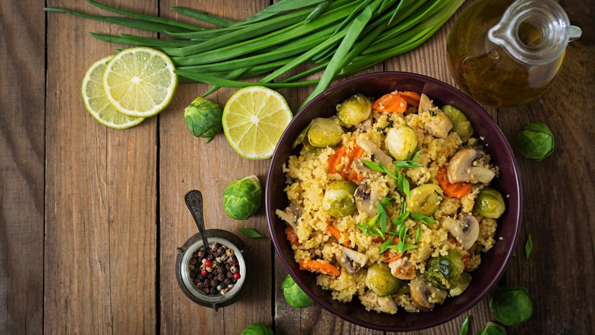 Eine Pfanne mit Couscous und Gemüse