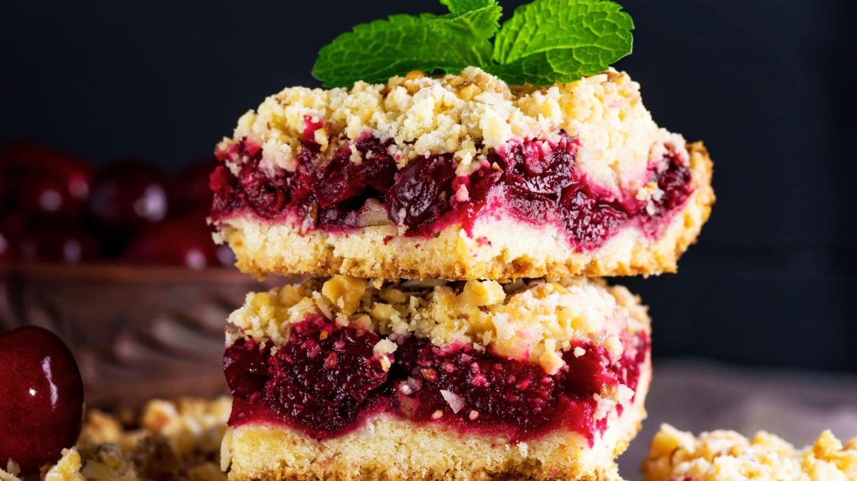 Kirschkuchen mit karamellisierten Walnüssen gestapelt und mit Minze dekoriert.