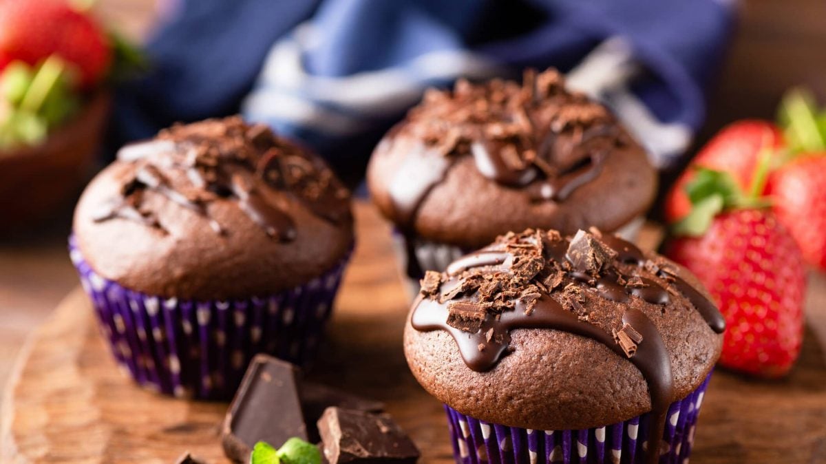 Saftige Schokoladenmuffins mit Sekt, daneben Kaffee