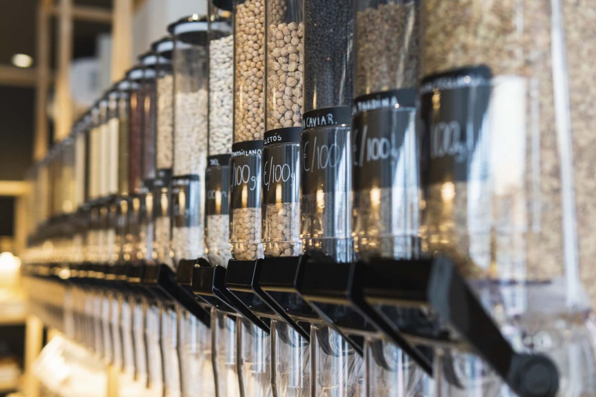 Unverpackt-Stationen bei Kaufland: Eine Reihe von Food-Dispensern mit Lebensmitteln gefüllt.