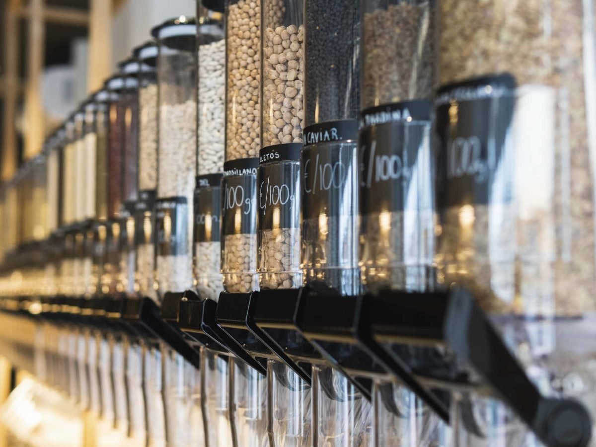 Unverpackt-Stationen bei Kaufland: Eine Reihe von Food-Dispensern mit Lebensmitteln gefüllt.