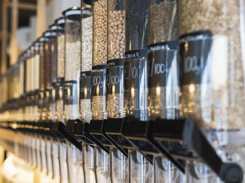 Unverpackt-Stationen bei Kaufland: Eine Reihe von Food-Dispensern mit Lebensmitteln gefüllt.
