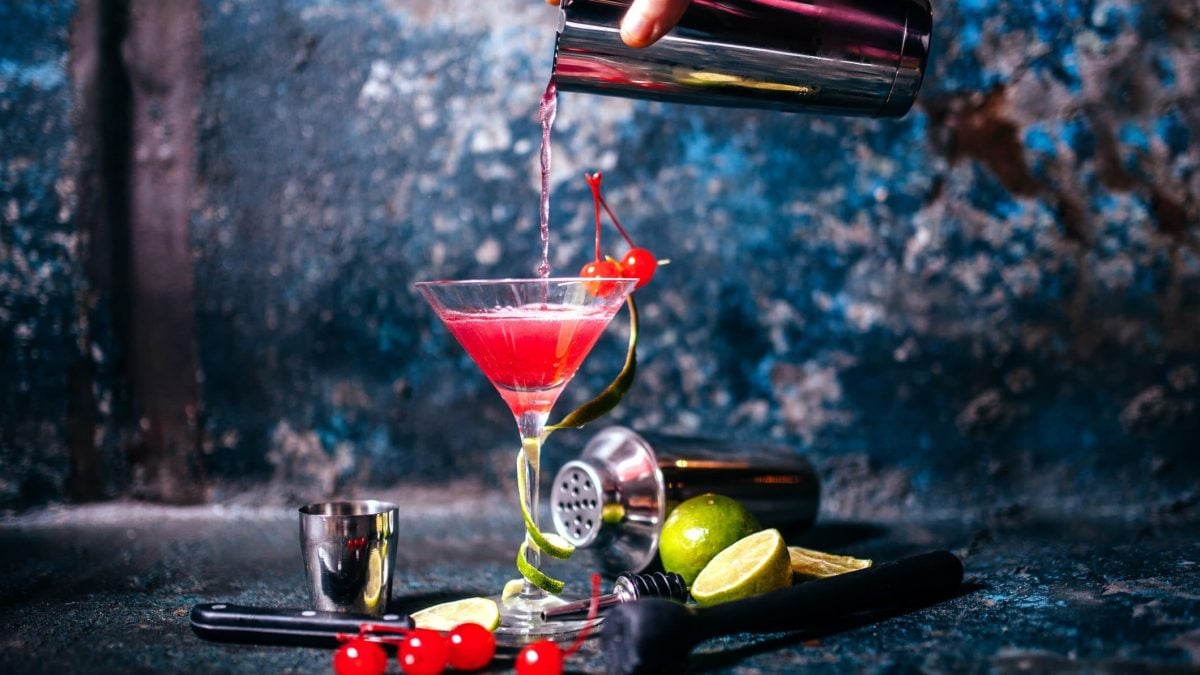 Cosmopolitan umgeben von den Zutaten
