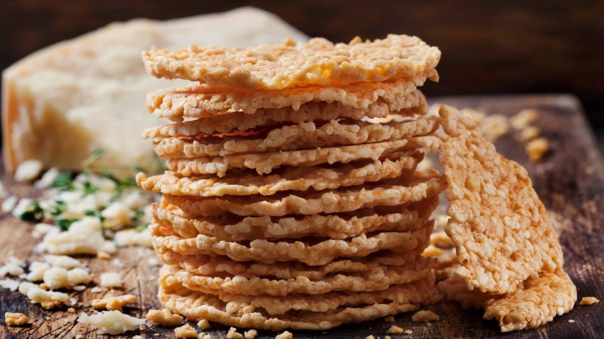 Parmesanchips gestapelt