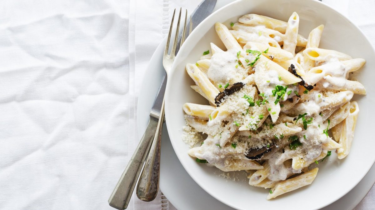 Penne mit Trüffel und Parmesan in Sahnesoße, bestreut mit Petersilie