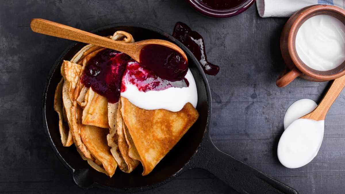 Vegane Crêpes mit Brombeermarmelade und Joghurt