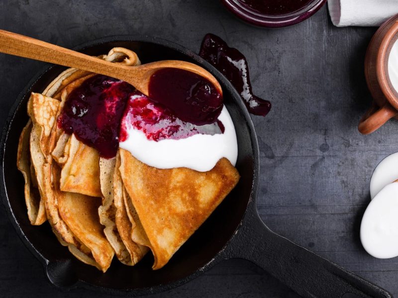 Vegane Crêpes mit Brombeermarmelade und Joghurt