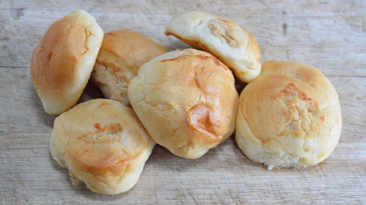 frisch gebackene Quarkbrötchen auf hellem Untergrund