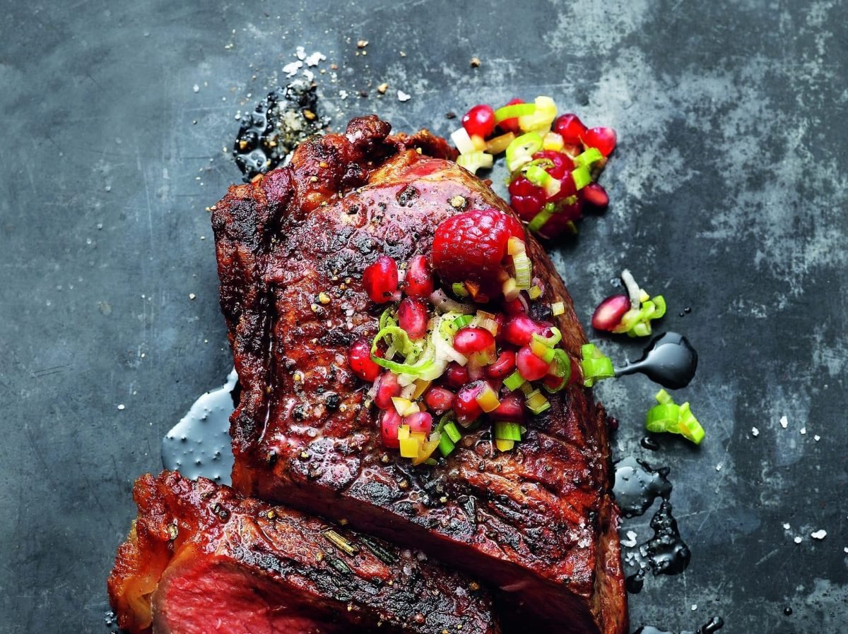 Die scharf gegrillten Rumspteaks sind innen zart rosa. On Top die Granatapfel-Himbeer-Salsa.