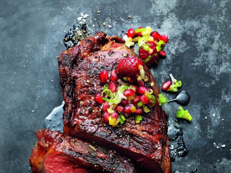 Die scharf gegrillten Rumspteaks sind innen zart rosa. On Top die Granatapfel-Himbeer-Salsa.