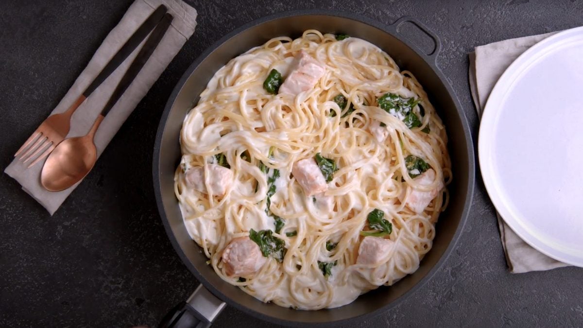 Pfanne mit Spaghetti, Lachs und Spinat in Sahnesoße