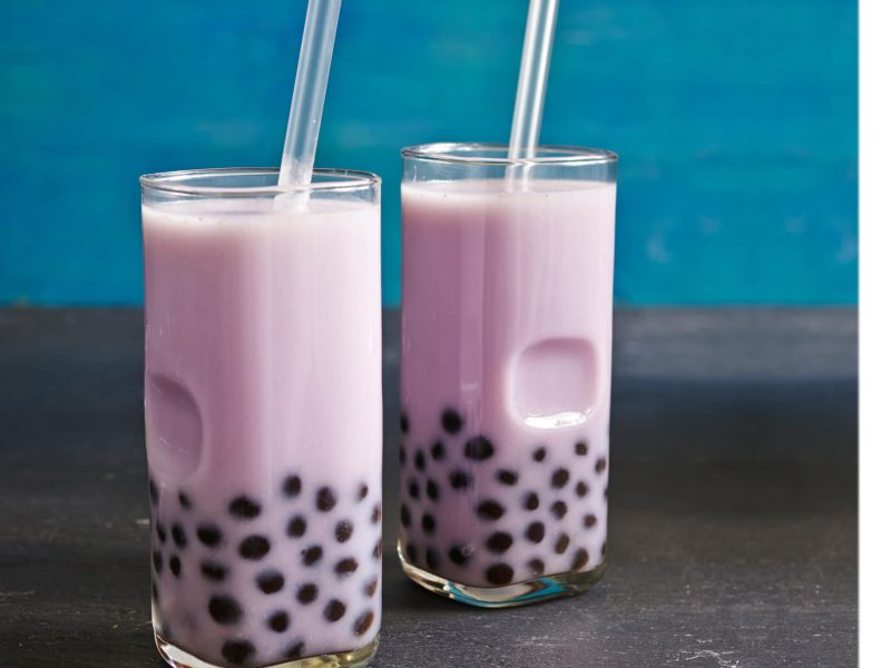 Der Taro-Bubble Tea ausgeschenkt in zwei hohen Gläsern mit Glasstrohhalm.