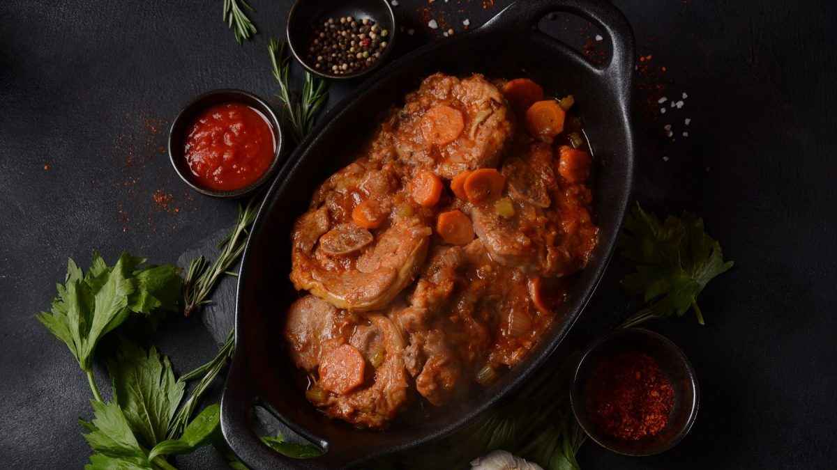 Draufsicht großer Bräter mit Fleisch, und Gemüse