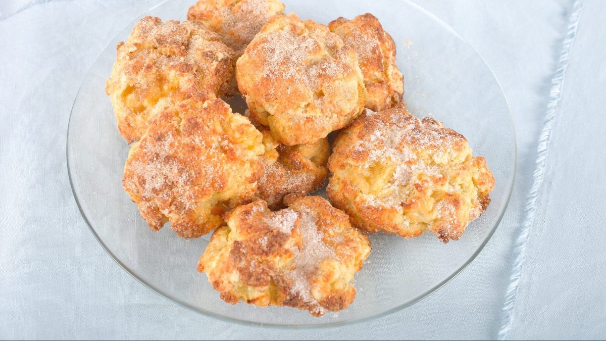 Auf einem Glasteller liegen sechs Apfel-Quark-Taler