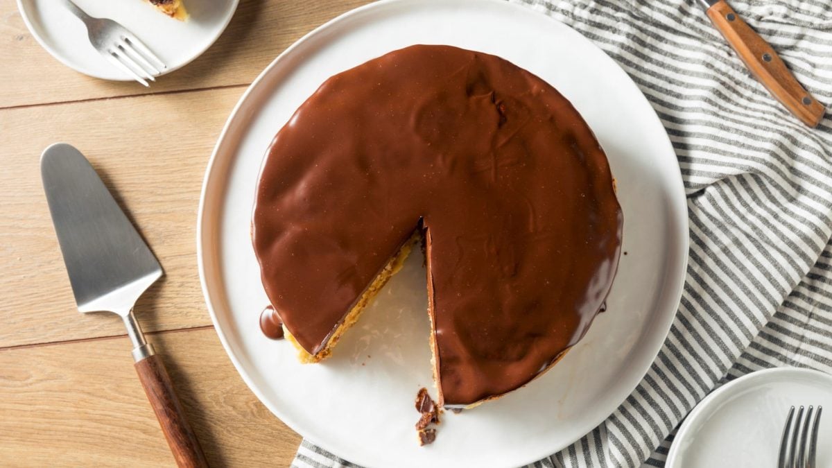 Boston Cream Pie von oben abgelichtet auf hölzernem Untergrund