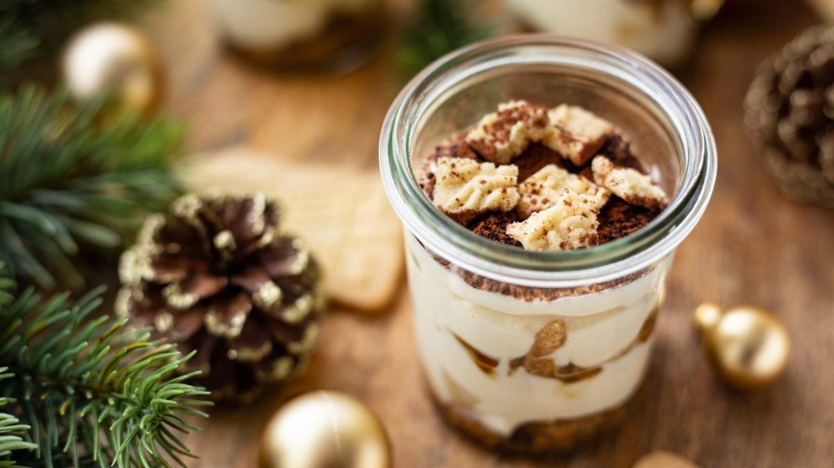 Unsere Spekulatius Panna cotta angerichtet in einem Dessertglas.