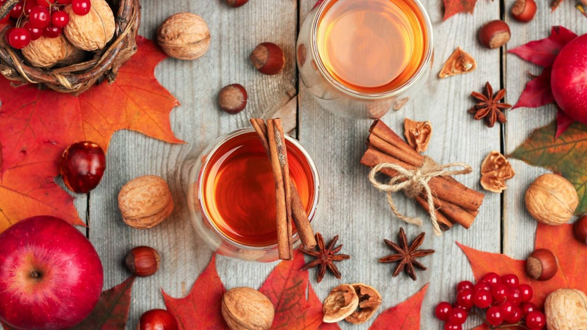 Roséglühwein und Herbstdeko vor hellem Hintergrund.