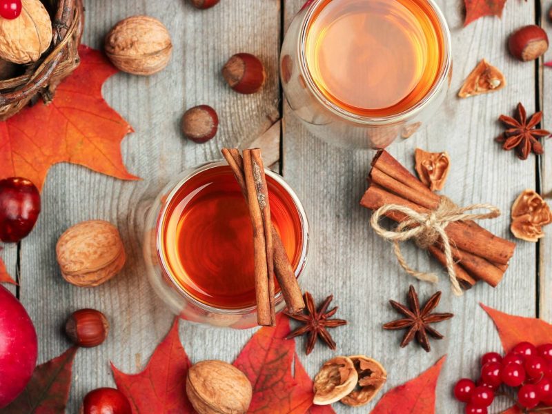 Roséglühwein und Herbstdeko vor hellem Hintergrund.
