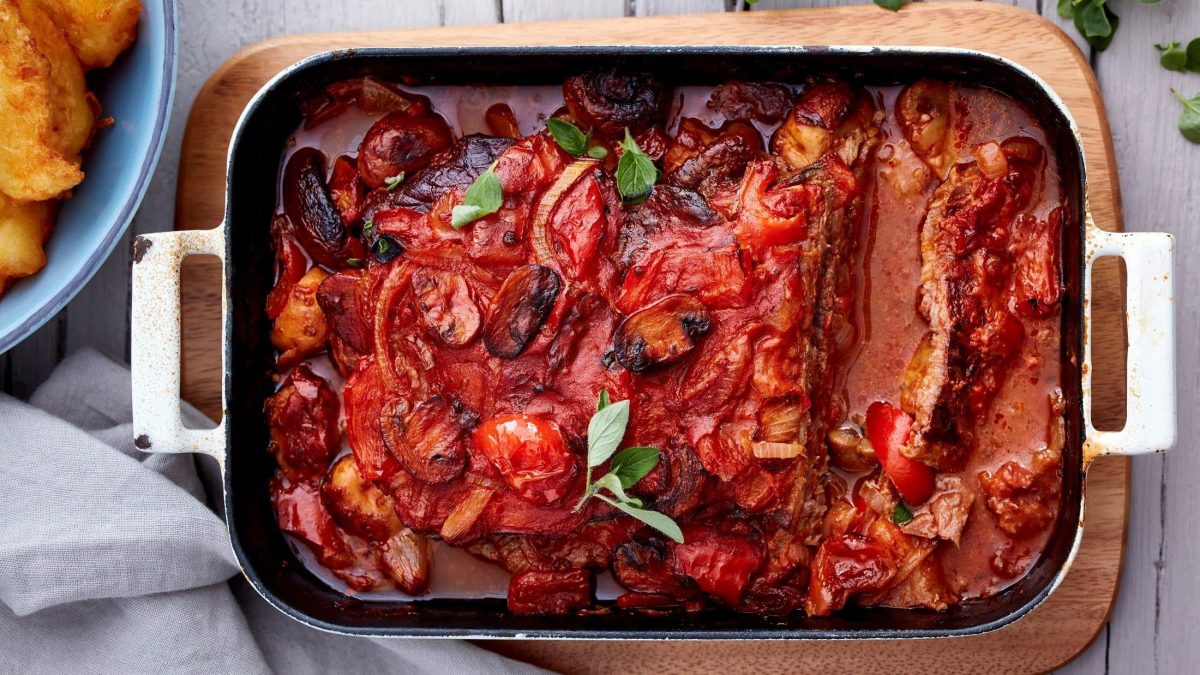 Unsere Rouladen aus dem Backofen liegen heiß und frisch in einer Auflaufform.