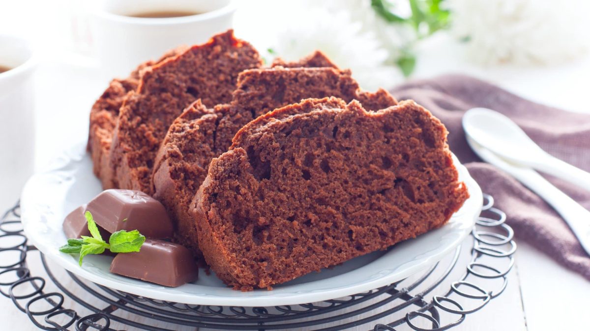 Einige Scheiben Schokoladenkuchen auf weißem Teller