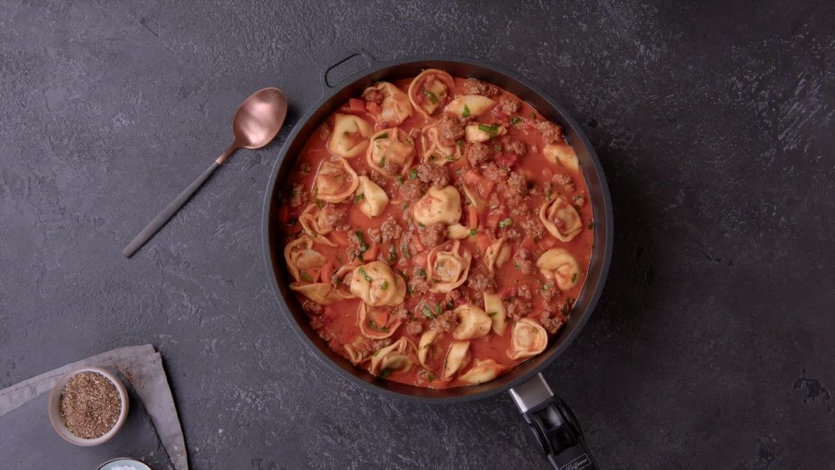 Tortellini-Hack-Pfanne auf Schieferuntergrund.