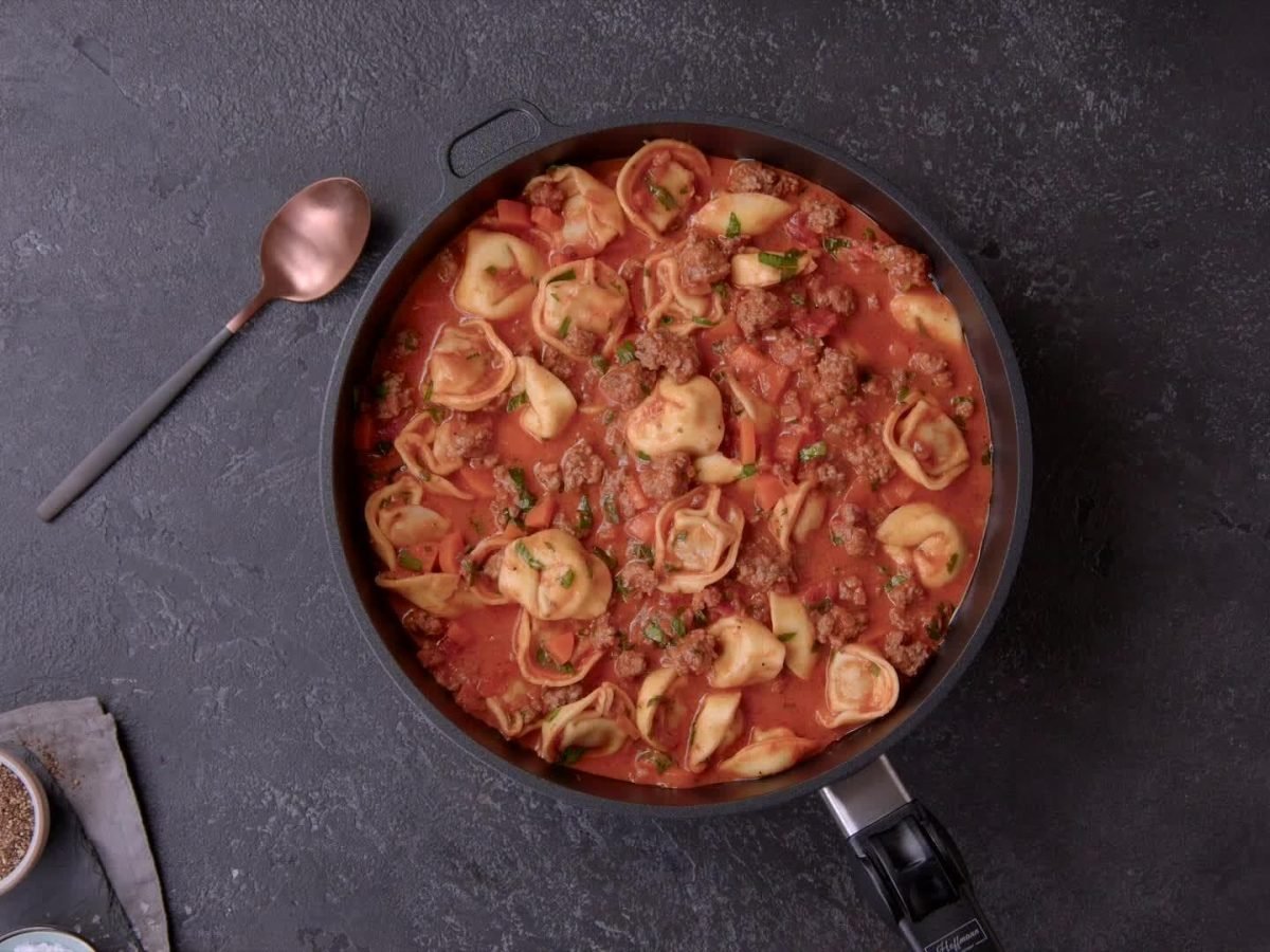 Tortellini-Hack-Pfanne auf Schieferuntergrund.