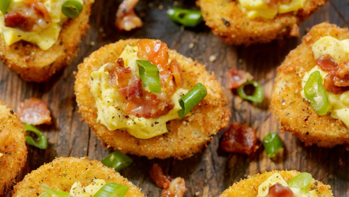 Frittierte gefüllte Eier mit Creme, BAcon und Frühlingszwiebeln
