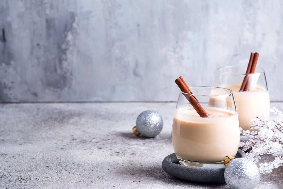 Unser Eggnog weihnachtlich in Gläsern mit Zimtstange angerichtet.