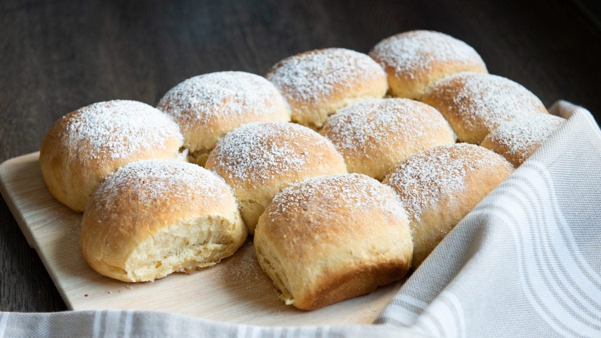 In einer quadratischen Form ist Geback, dass wie Brötchen aussieht. Es handelt such um Buchteln, die aus Hefeteig hergestellt werden.