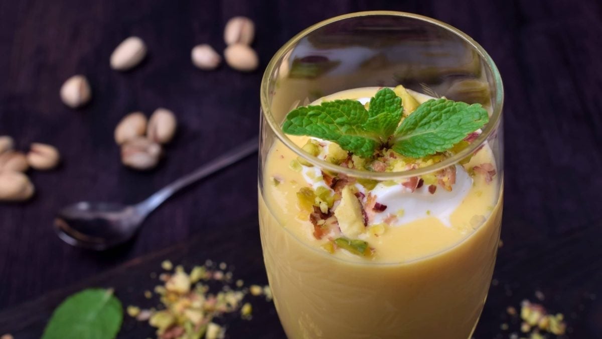 In einem Glas ist eine gelbliche Creme zu sehen. Es handelt sich um den italienischen Dessert Zabaione.