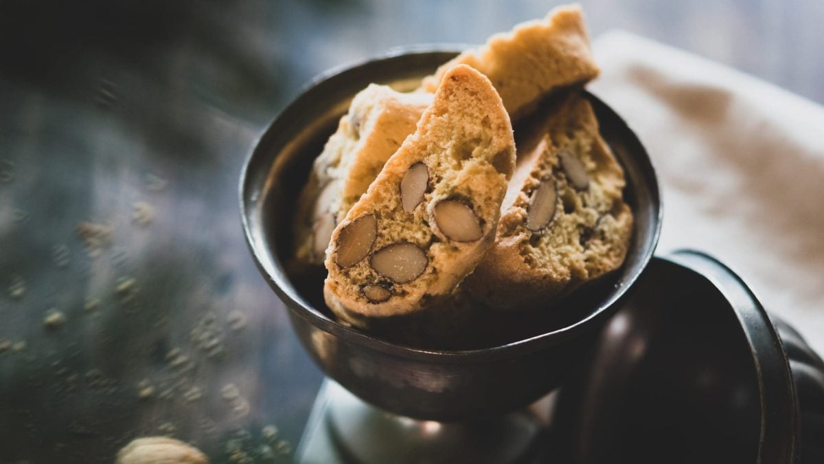 In der Draufsicht: Italienische Mandelkekse, auch als Cantuccini bekannt, liegen in einer Schale.