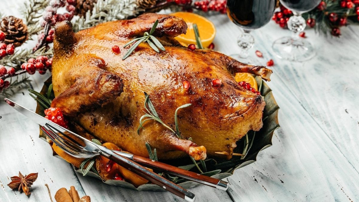 Auf einer weißen Platte liegt ein Gänsebraten.