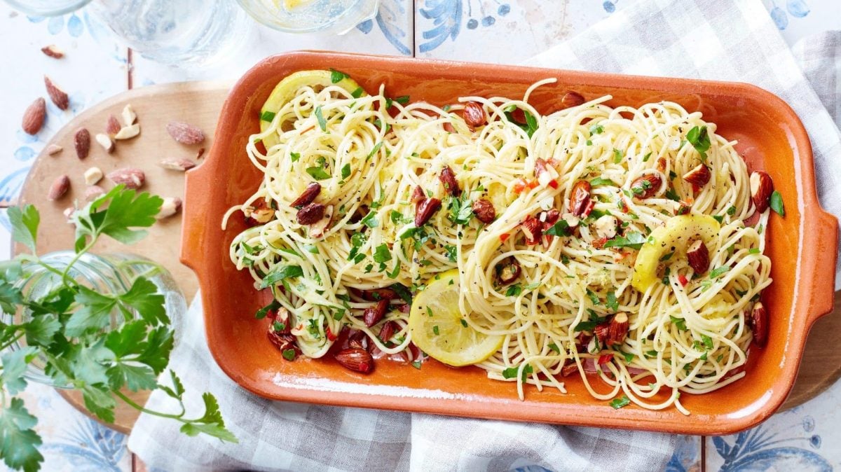 Die Zitronen-Mandel-Spaghetti angerichtet in einer länglichen Auflaufform.